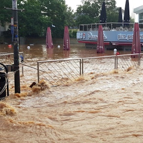 Das Foto aus der Euskirchener Ausstellung im Stadtmuseum zeigt die Wasserfluten in der Neustraße und dem vollgelaufenen Herz-Jesu-Vorplatz.