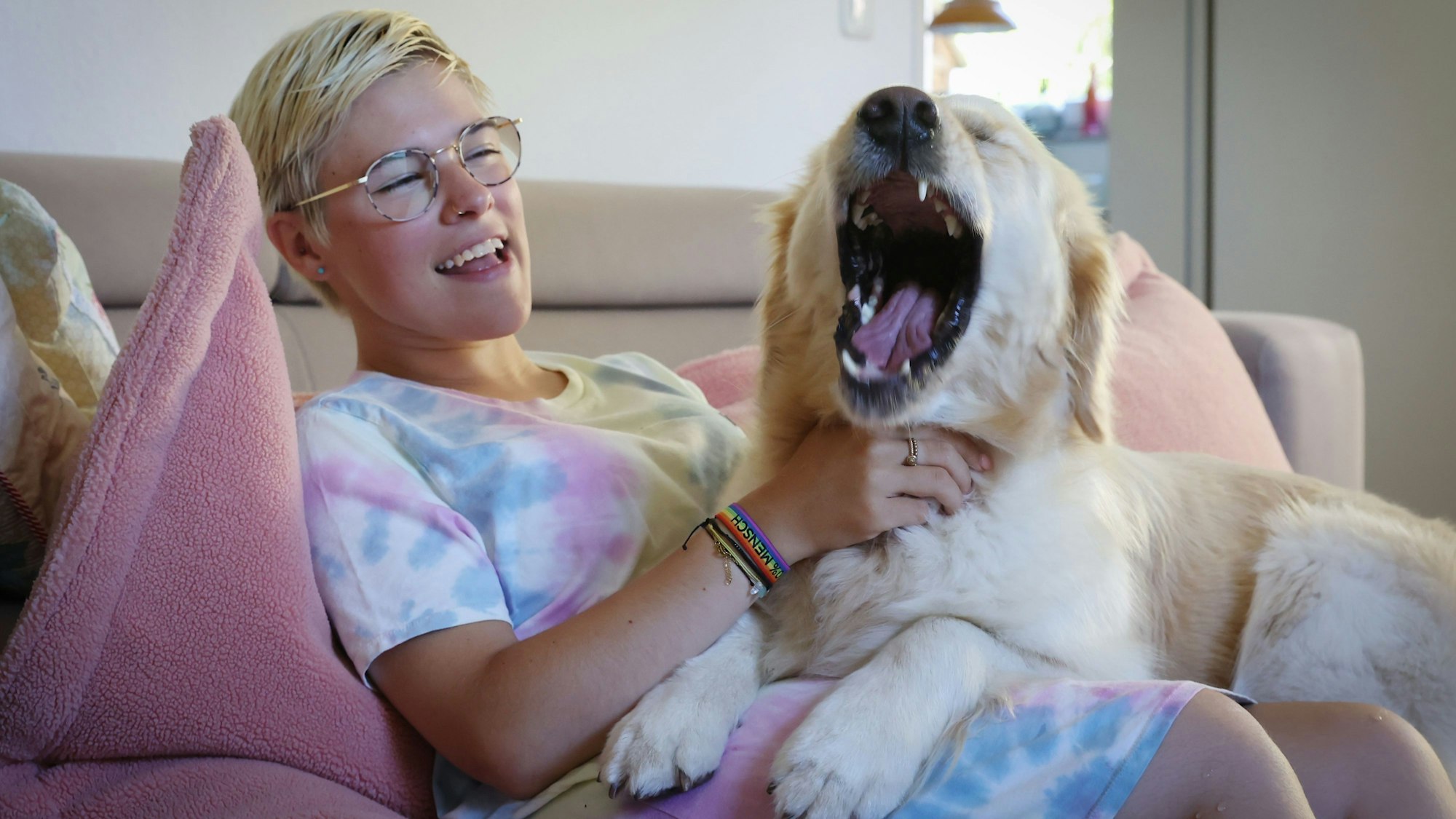 Frieda Krieger kuschelt ihren Assistenzhund Aidan.