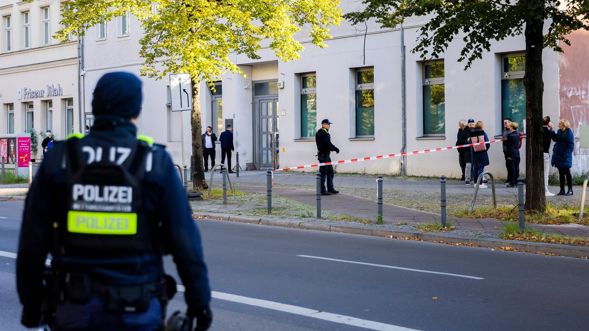 Polizeikräfte stehen vor der jüdischen Gemeinde Kahal Adass Jisroel in der Brunnenstraße in Berlin-Mitte. Auf das Haus mit jüdischen Einrichtungen in Berlin hat es nach Angaben der betroffenen Gemeinde in der Nacht zum Mittwoch einen versuchten Brandanschlag gegeben.