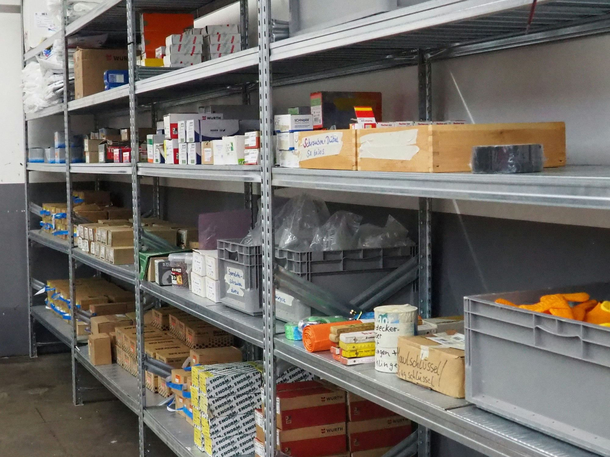 Schachteln sind in ein Regal einsortiert.