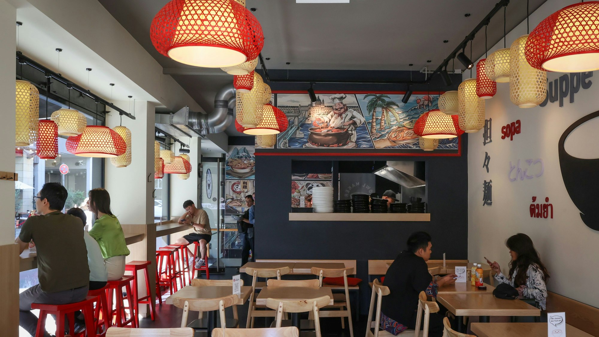 Besucher sitzen in einem chinesischen Imbiss