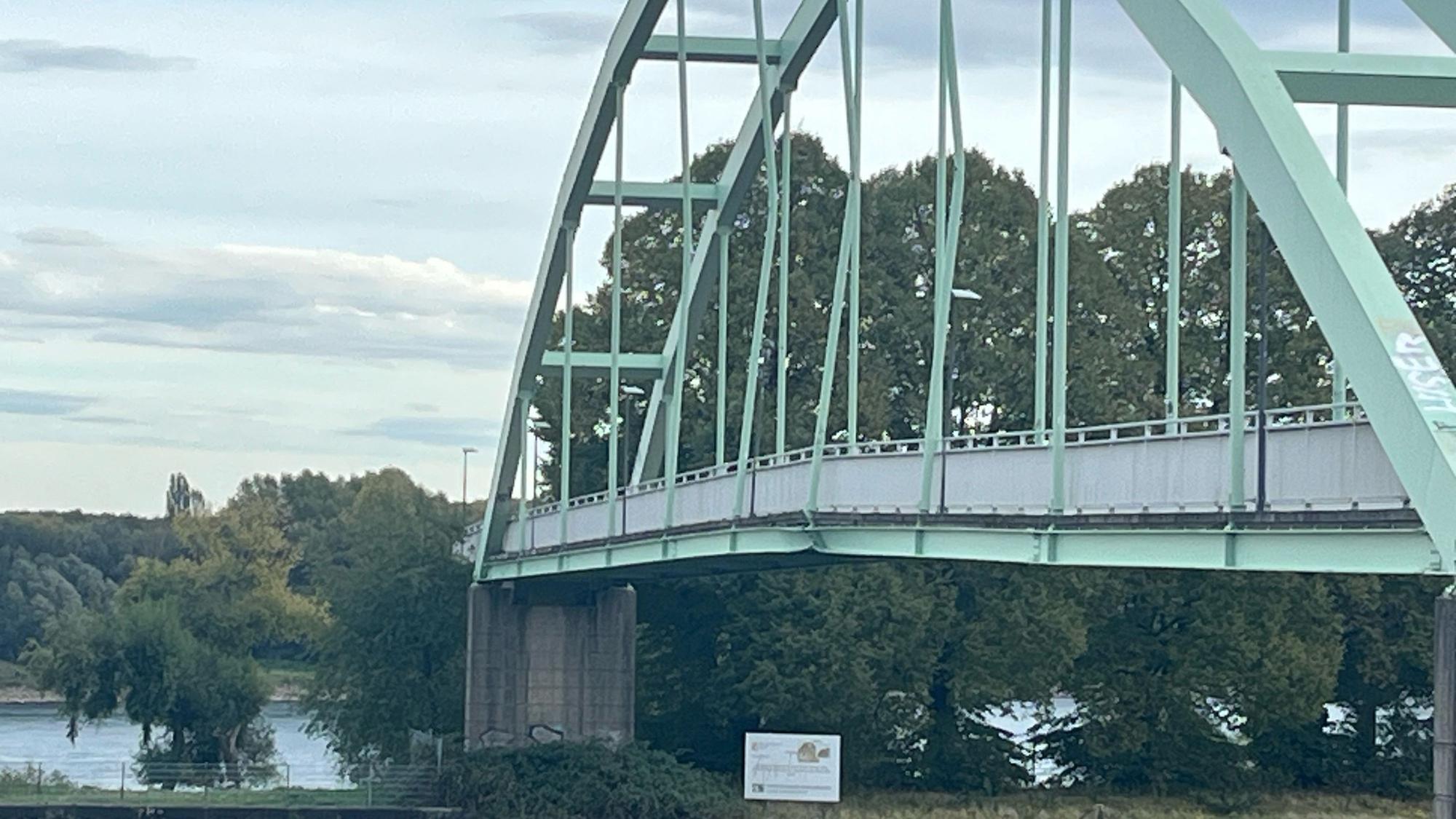 Der Querträger der Brücke ist mittig verformt. Auch die Träger oberhalb des Fußwegs sind stark verbogen.