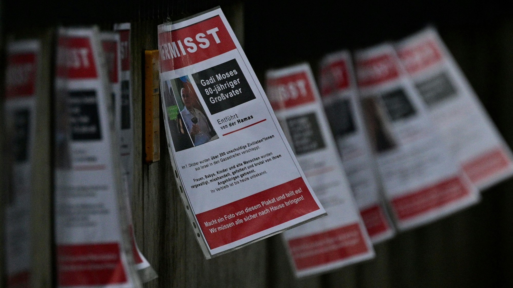 Schilder von Vermissten, darunter wohl auch Geiseln, hängen an einer Synagoge in Berlin.