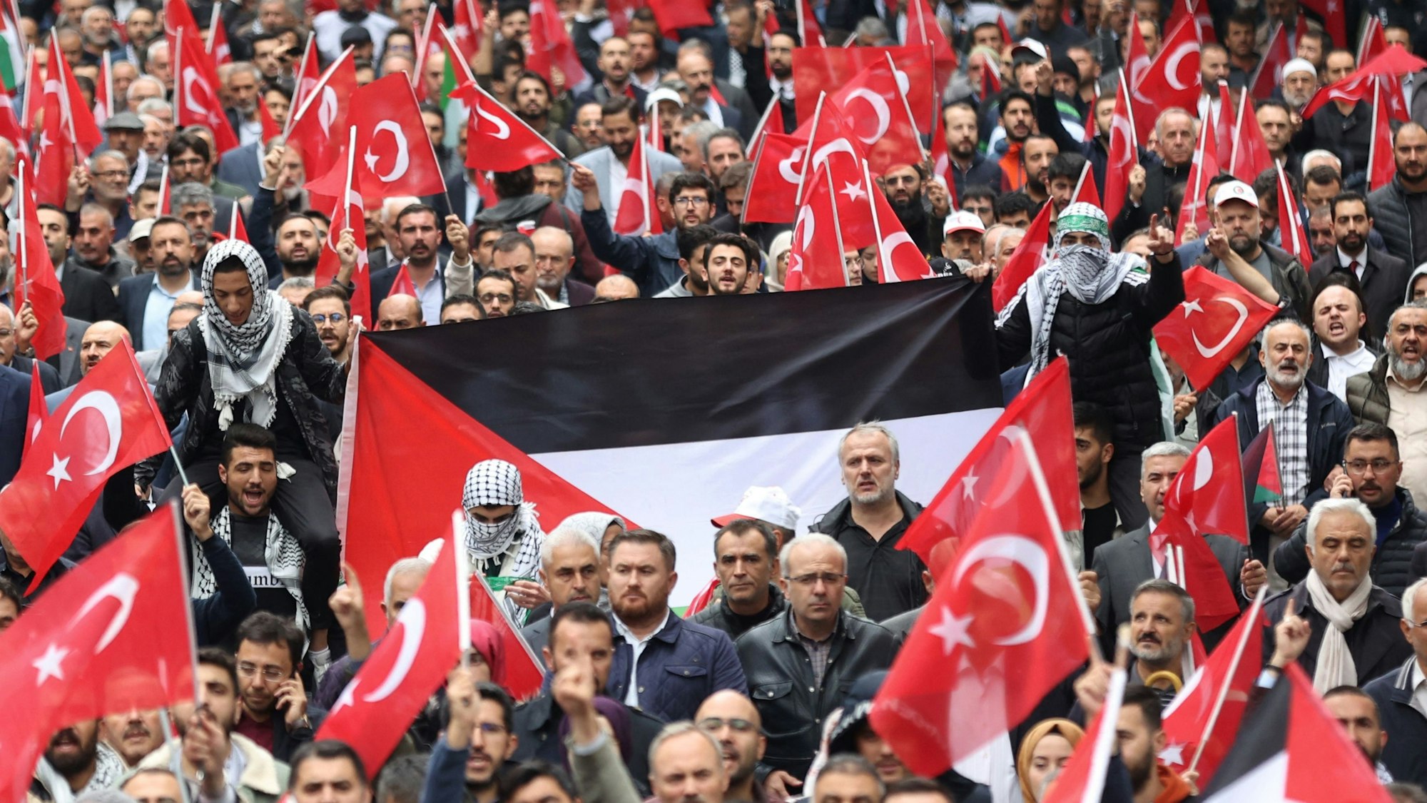 Pro-palästinensische Proteste auch in Ankara (Türkei): Menschen schwenken Türkei- und Palästina-Flaggen am Mittwoch, 18. Oktober.