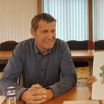 Jan Lembach zeigt eine Karte, die die Potenzialflächen für Freiflächen-Photovoltaik im Gemeindegebiet von Dahlem.