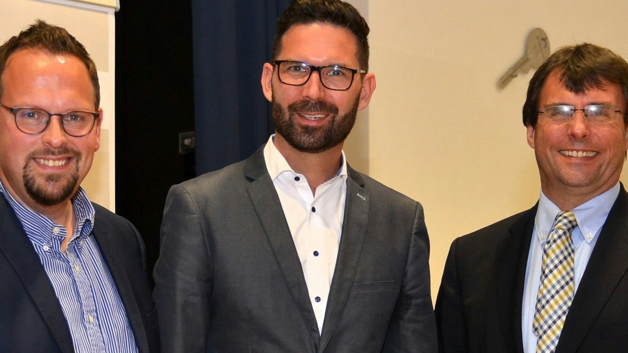 Neu an der Spitze von Morsbachs CDU ist Dirk Fassbender (Mitte), Vorgänger Thomas Jüngst (links) und Landesfinanzminister Dr. Marcus Optendrenk gratulieren in der Kulturstätte dem Frischgewählten.