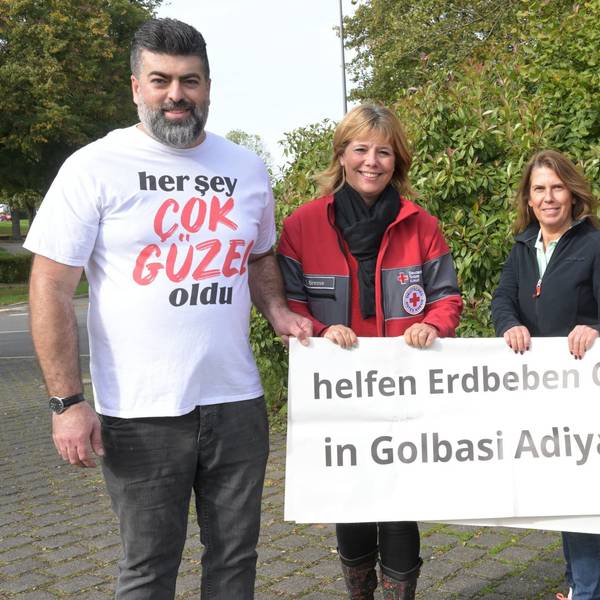 Das Foto zeigt Erhan Karahan vom Imbiss in Bechen, Susanne Bresse vom DRK Kürten, Claudia Jamann vom Rewe-Markt Eichhof und Christian Broich vom DRK Kürten.