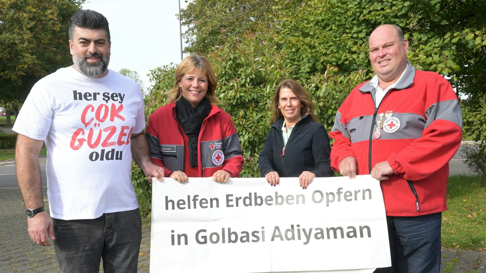 Das Foto zeigt Erhan Karahan vom Imbiss in Bechen, Susanne Bresse vom DRK Kürten, Claudia Jamann vom Rewe-Markt Eichhof und Christian Broich vom DRK Kürten.