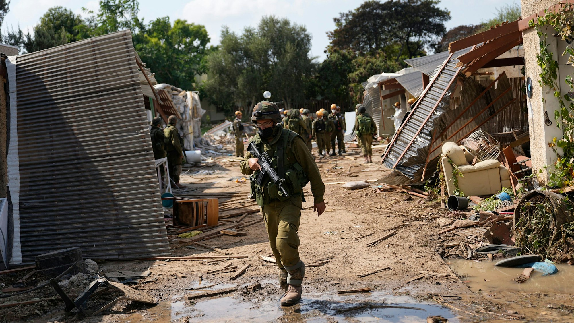 Ein israelischer Soldat geht am Dienstag, 10. Oktober 2023, durch das Kibbuz Kfar Azza. (Symbolbild)