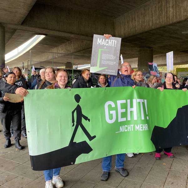 Hinter einem großen grünen Banner mit der Aufschrift "Geht nicht mehr" läuft das achtköpfige Team der Kita.
