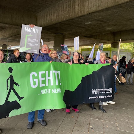 Hinter einem großen grünen Banner mit der Aufschrift "Geht nicht mehr" läuft das achtköpfige Team der Kita.