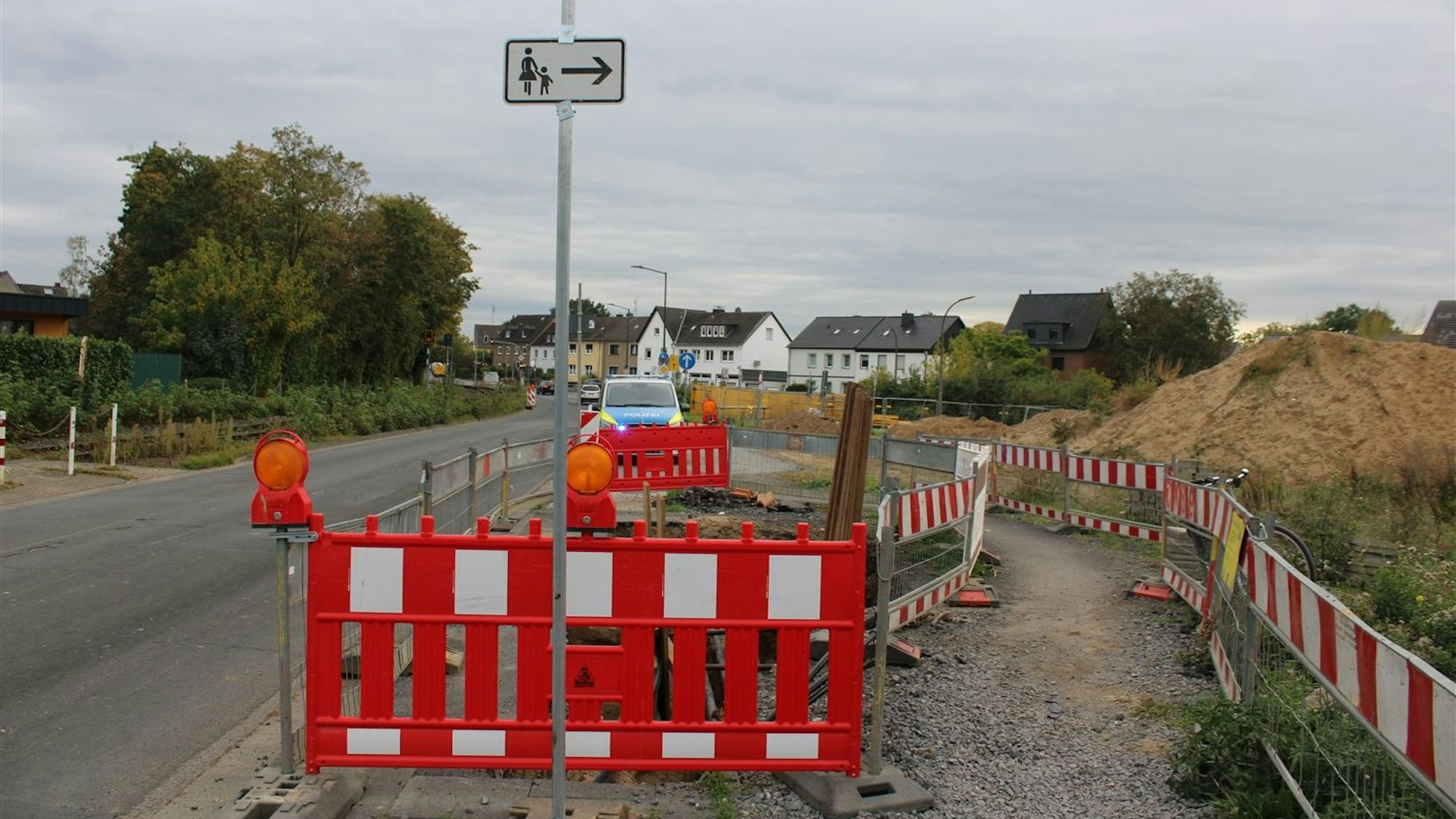 Bei einem Unfall in Troisdorf stürzte ein 82-Jähriger in eine Baugrube.