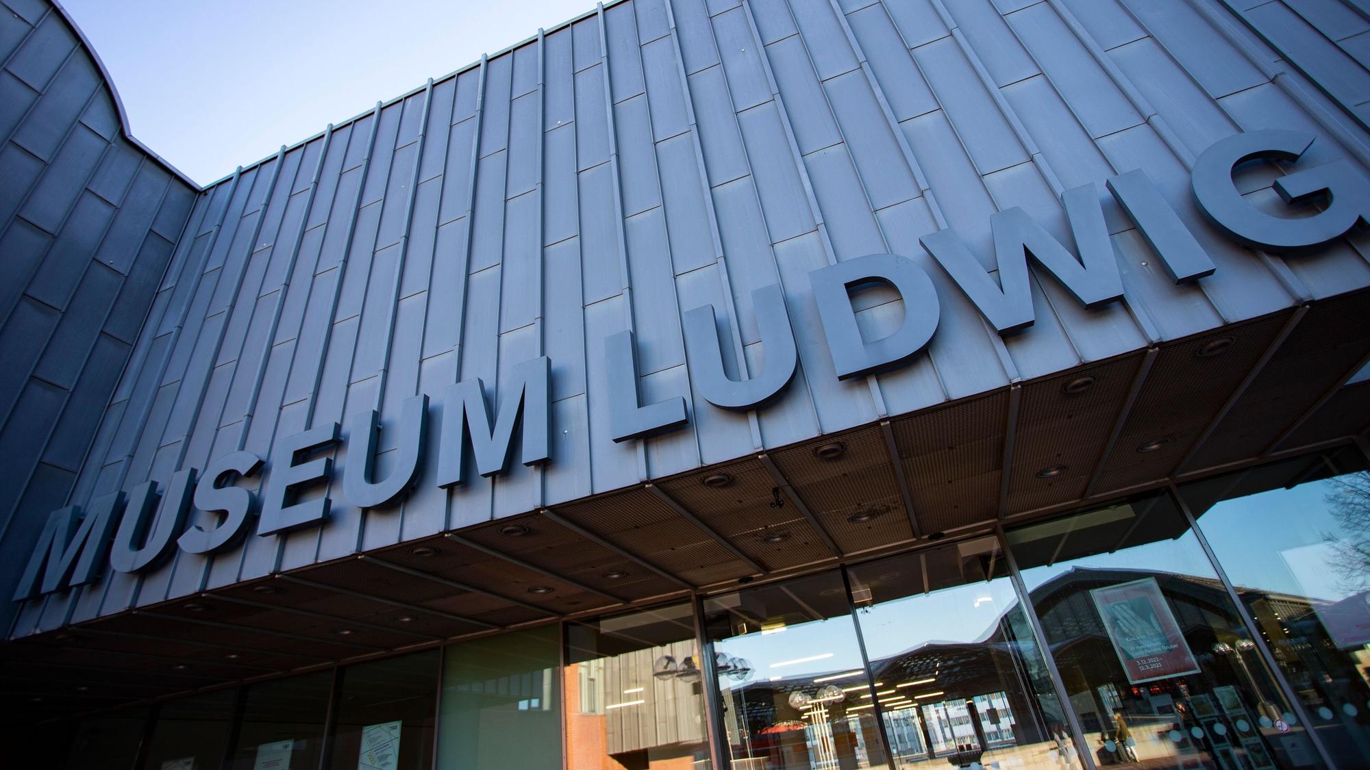 Über dem Eingang steht groß Museum Ludwig.