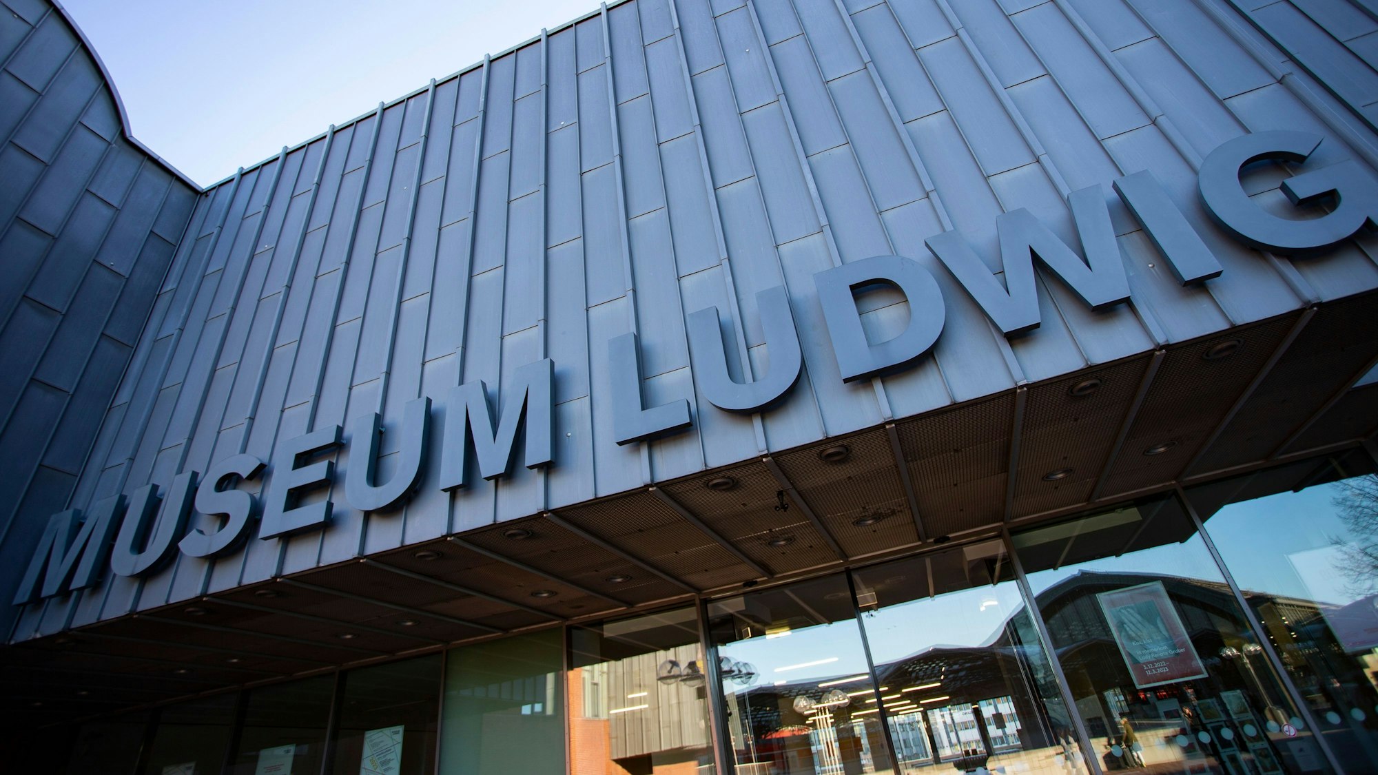 Über dem Eingang steht groß Museum Ludwig.