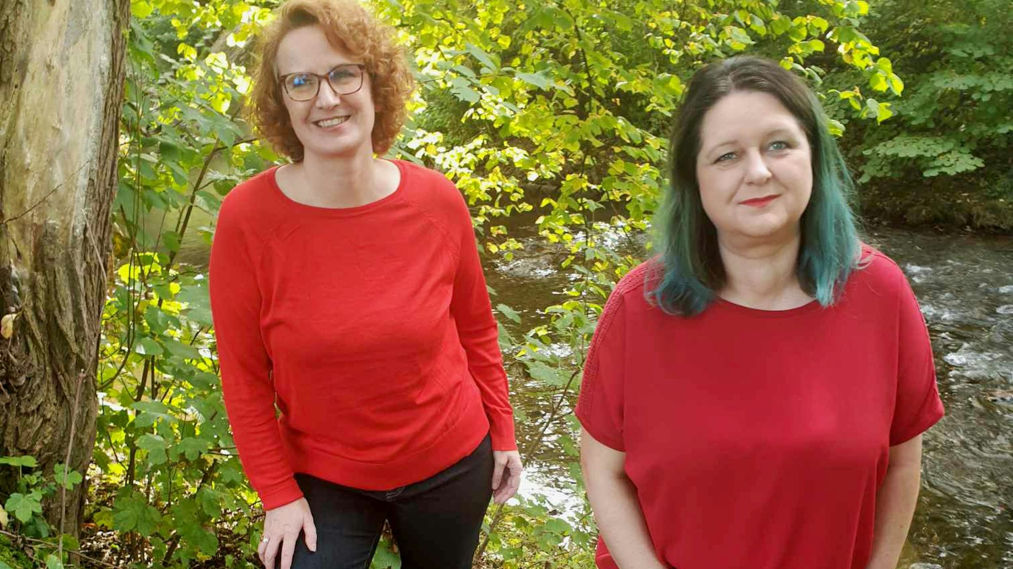 Zu sehen sind zwei Frauen an einem Bach.