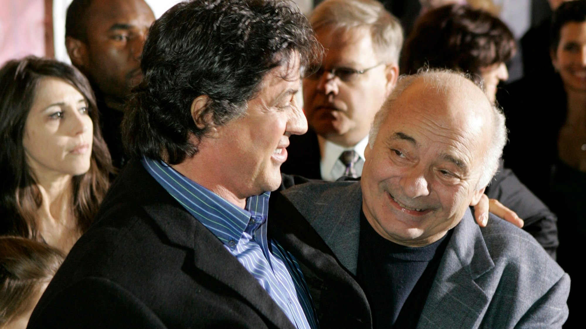 Sylvester Stallone (l) umarmt Burt Young, Schauspieler aus den USA, bei der Filmpremiere. Young ist tot.