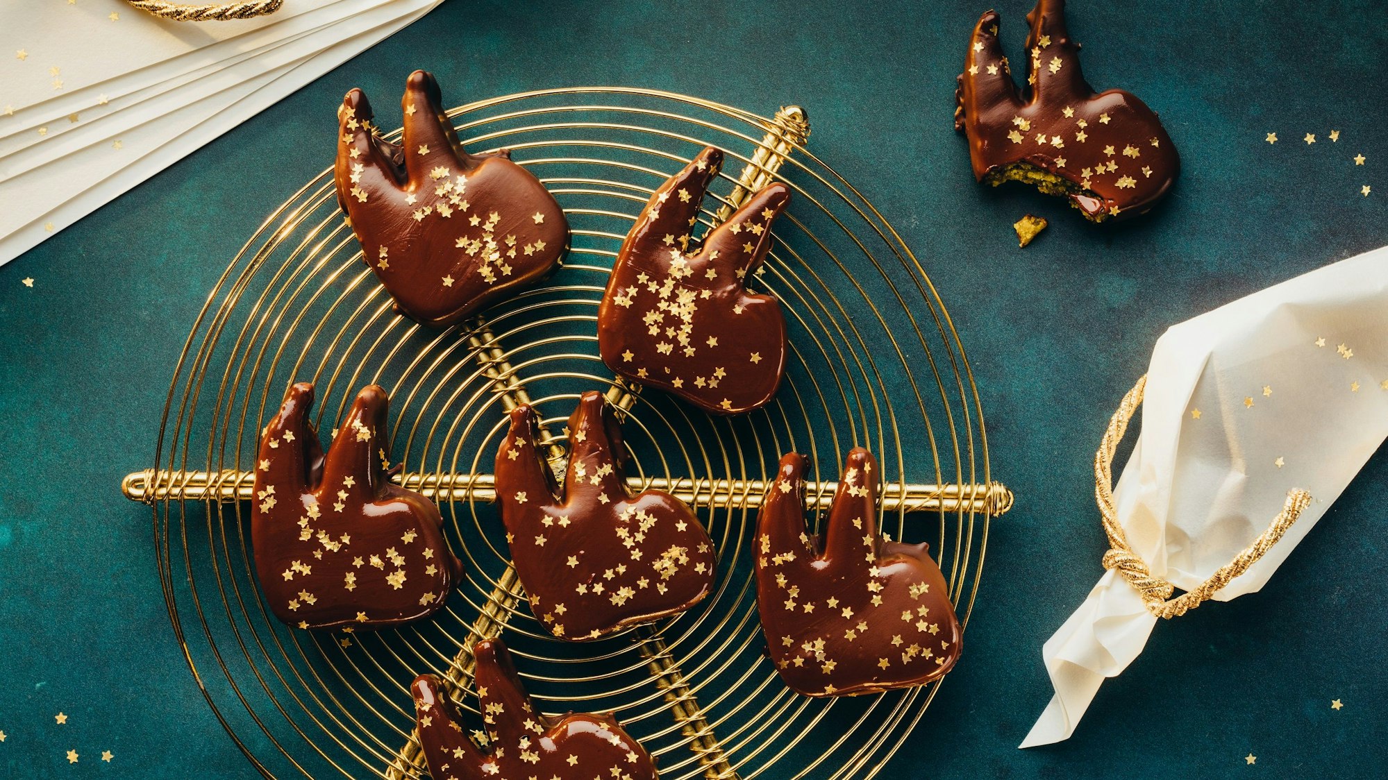 Marzipan-Dom-Praline, mit Schokolade überzogen und Goldsternen verziert.