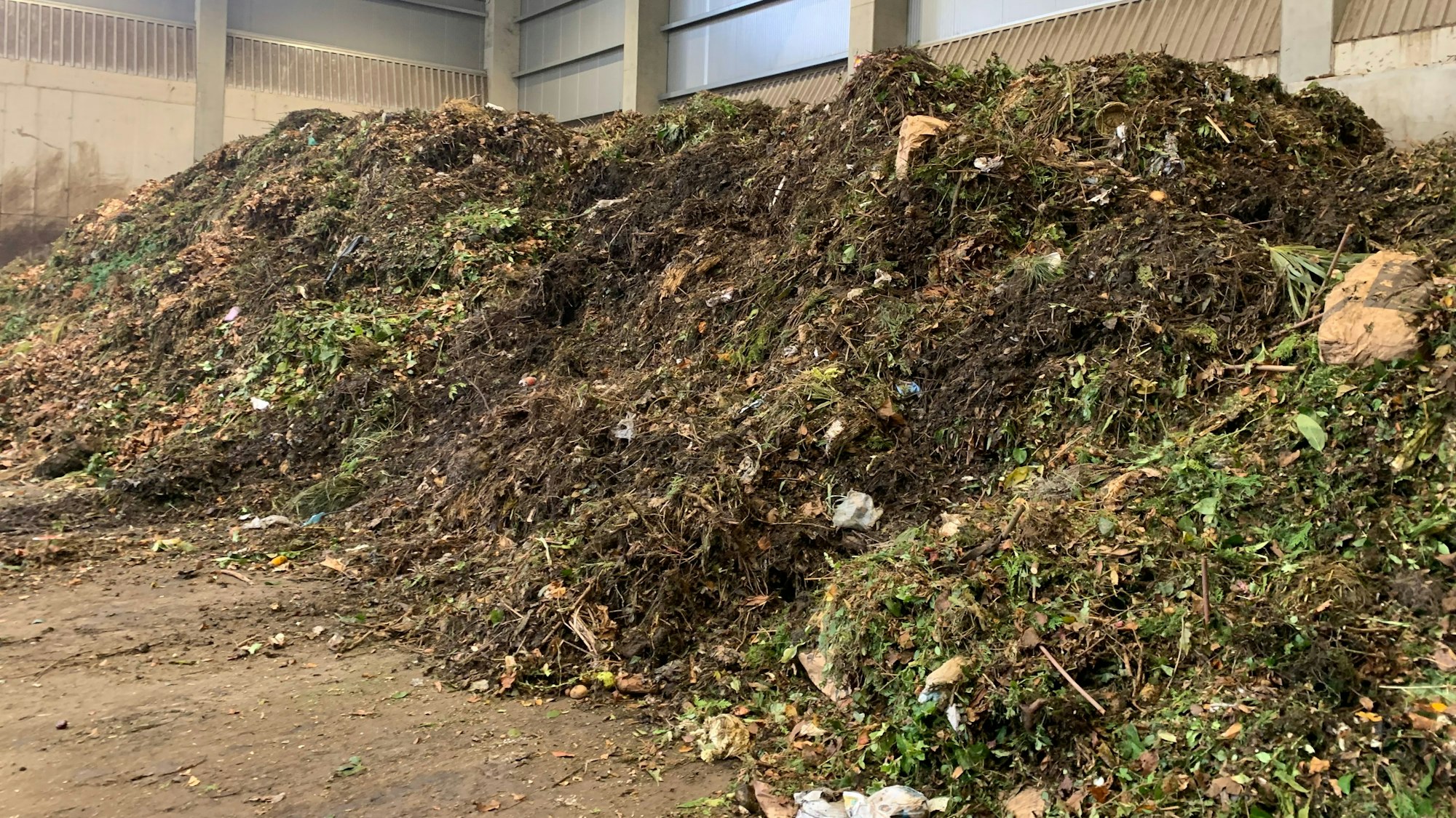 Der Bioabfall wird in einer großen Halle gesammelt.