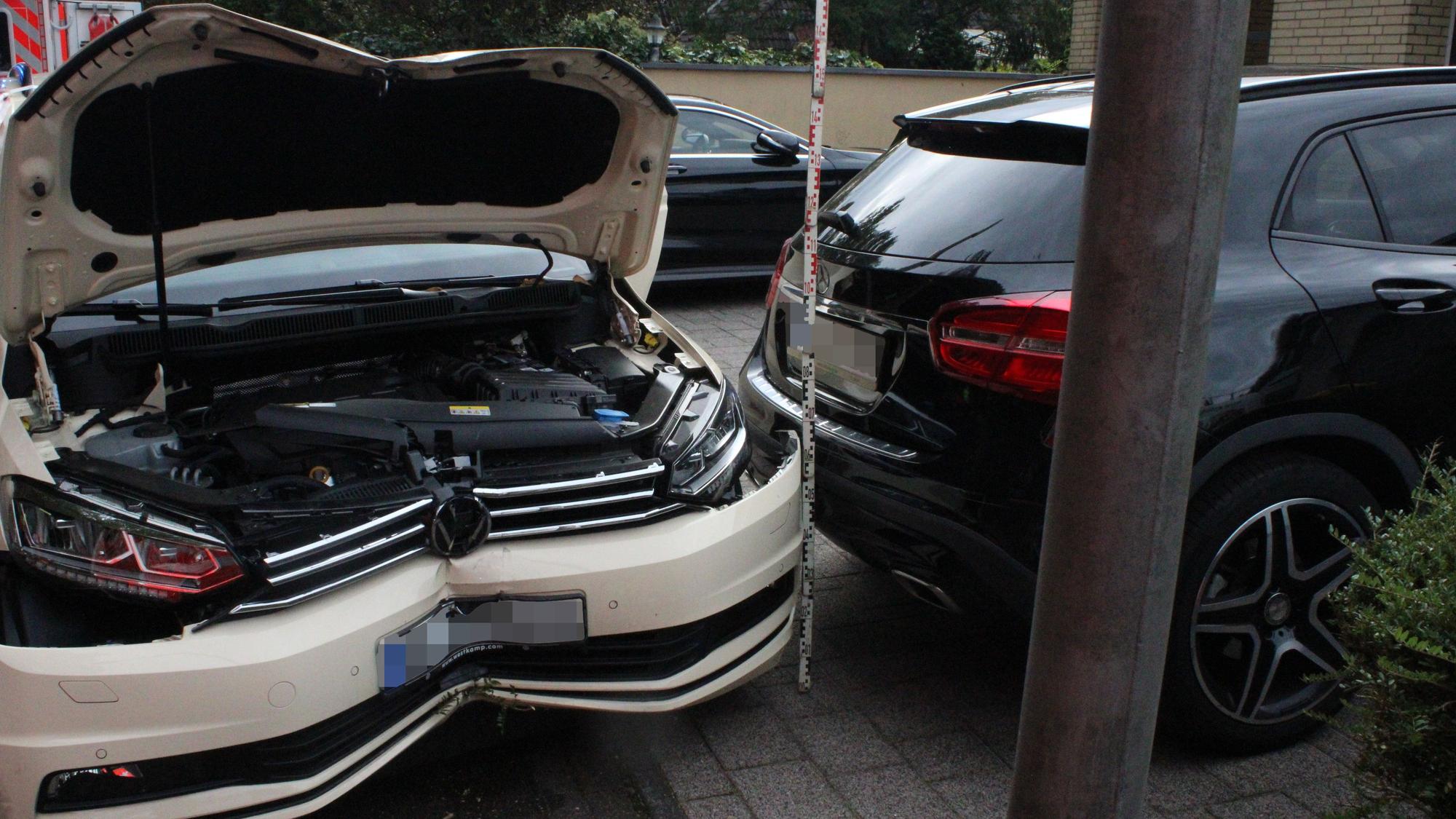 Das Taxi musste nach dem Unfall in Bergisch Gladbach abgeschleppt werden.
