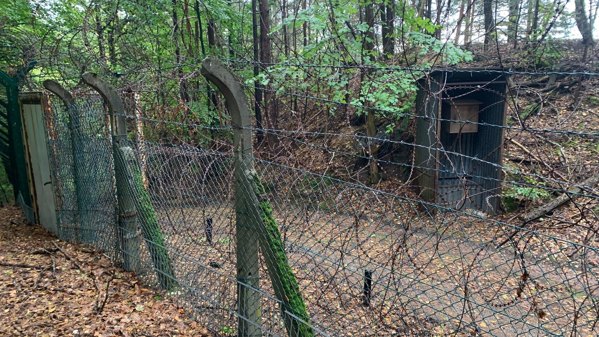 Stacheldraht schützt das Gelände an der Wahner Heide auf dem Sprengstoff produziert wird.