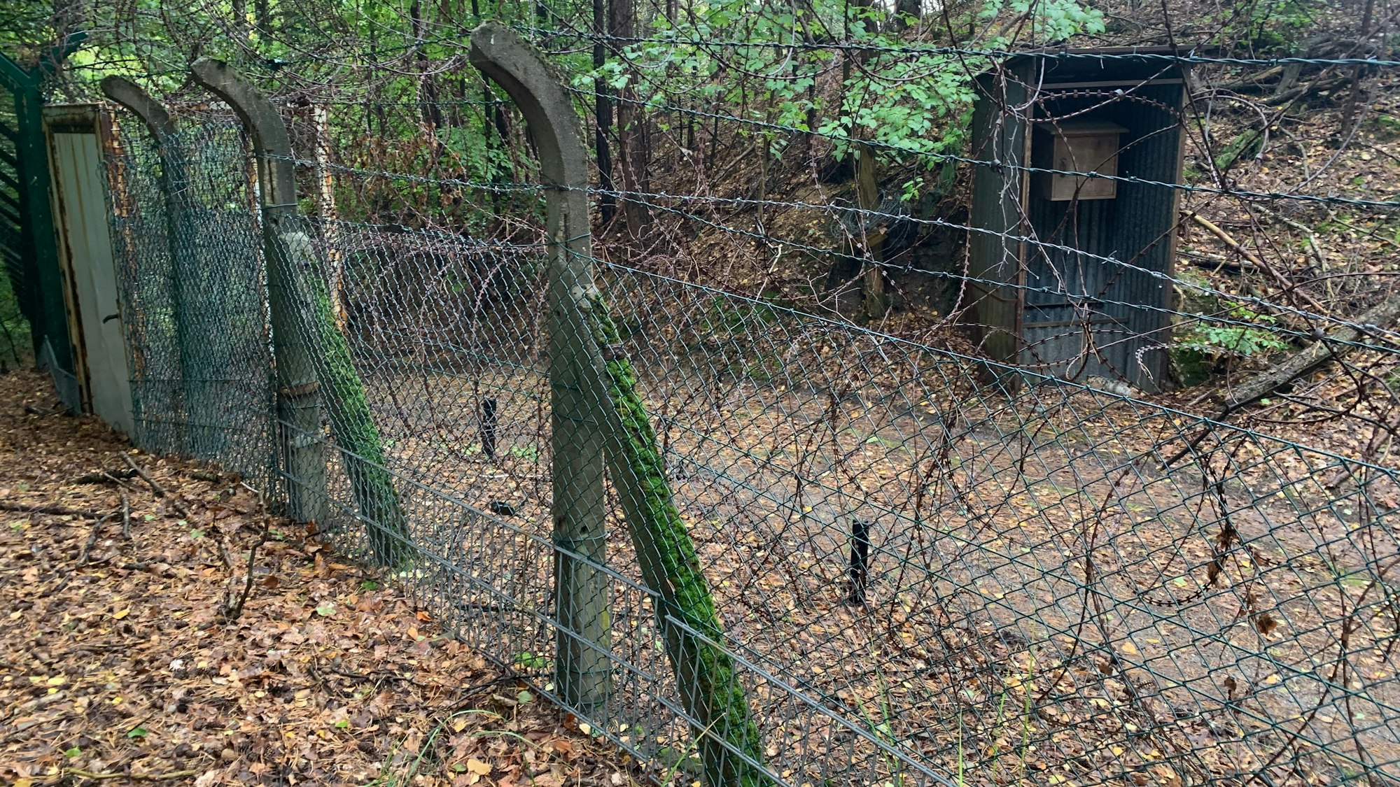 Kontrollstellen hinter dem Stacheldrahtzaun zeigen, dass hier früher mehr Sprengstoff produziert wurde.