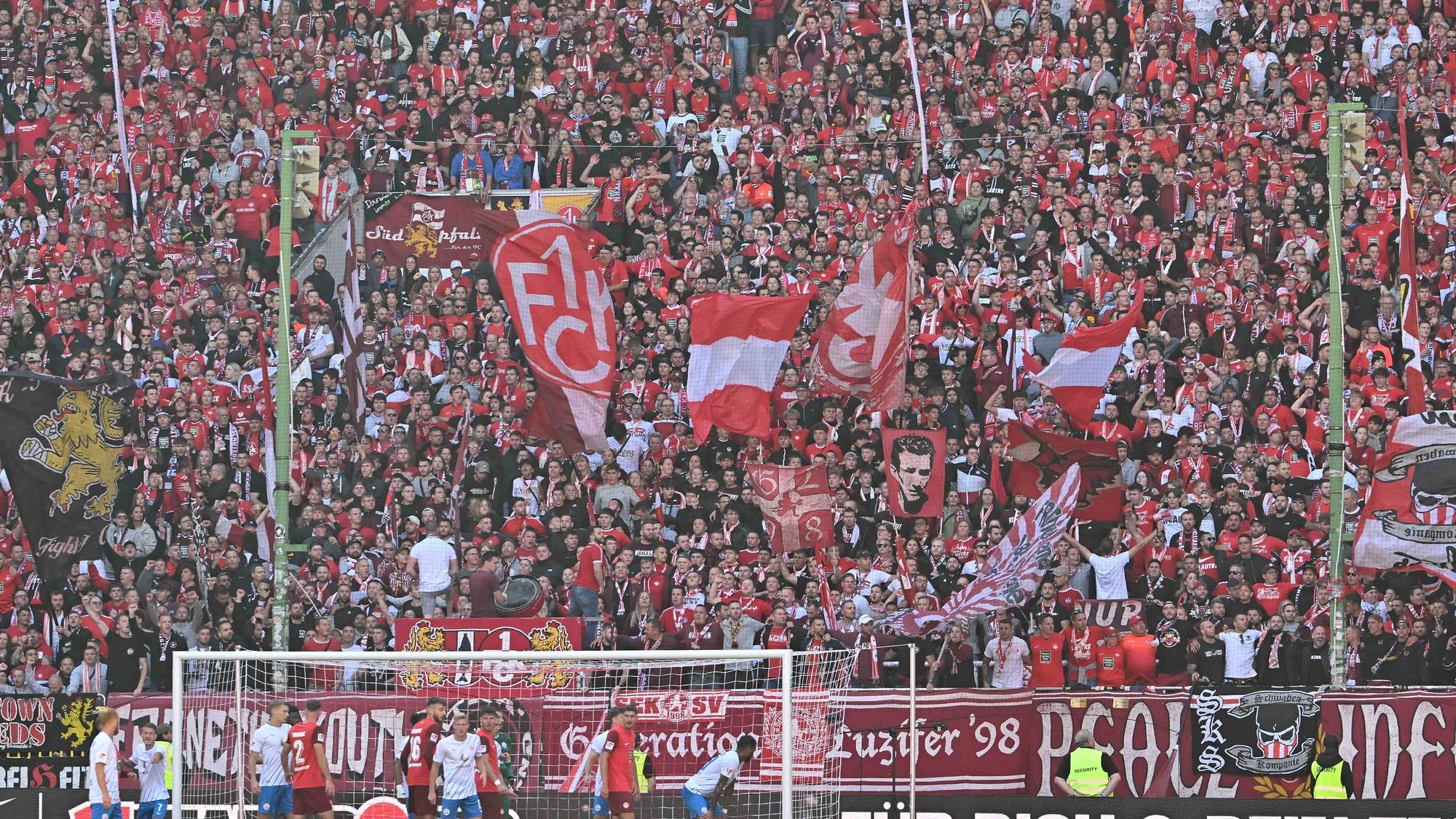 Fussball 2.Bundesliga, 1.FC Kaiserslautern - Hansa Rostock Fans 1. FC Kaiserslautern, Stimmung, Schals, Ultras, Zuschauer, Trikots