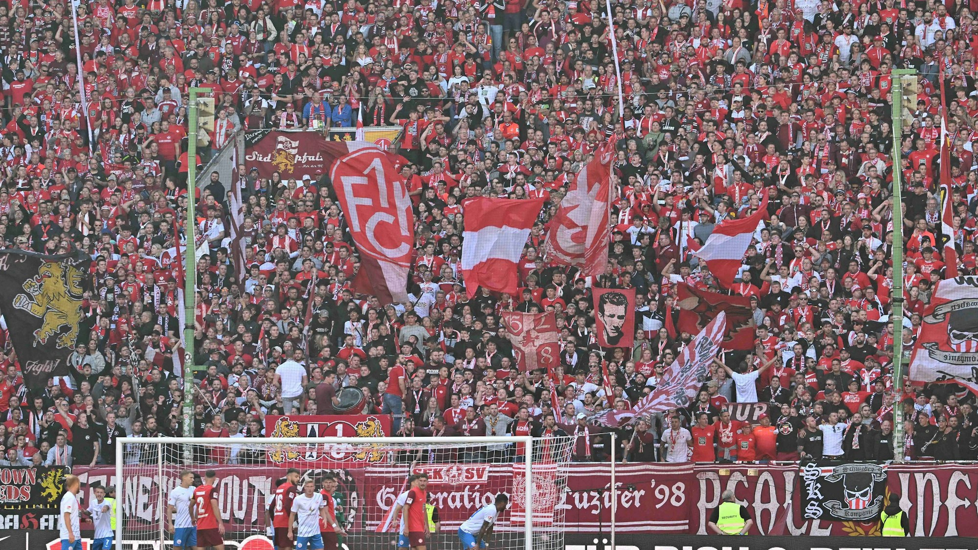 Fussball 2.Bundesliga, 1.FC Kaiserslautern - Hansa Rostock Fans 1. FC Kaiserslautern, Stimmung, Schals, Ultras, Zuschauer, Trikots