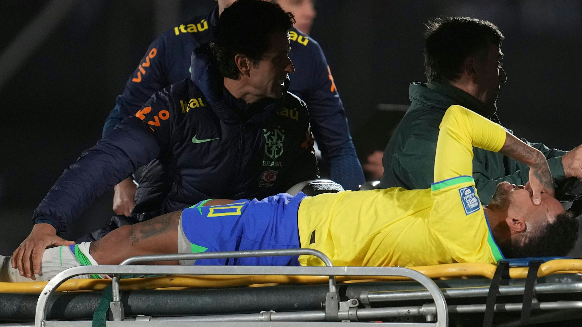 Brasiliens Fußball-Star Neymar musste auf einer Trage vom Platz gebracht werden.