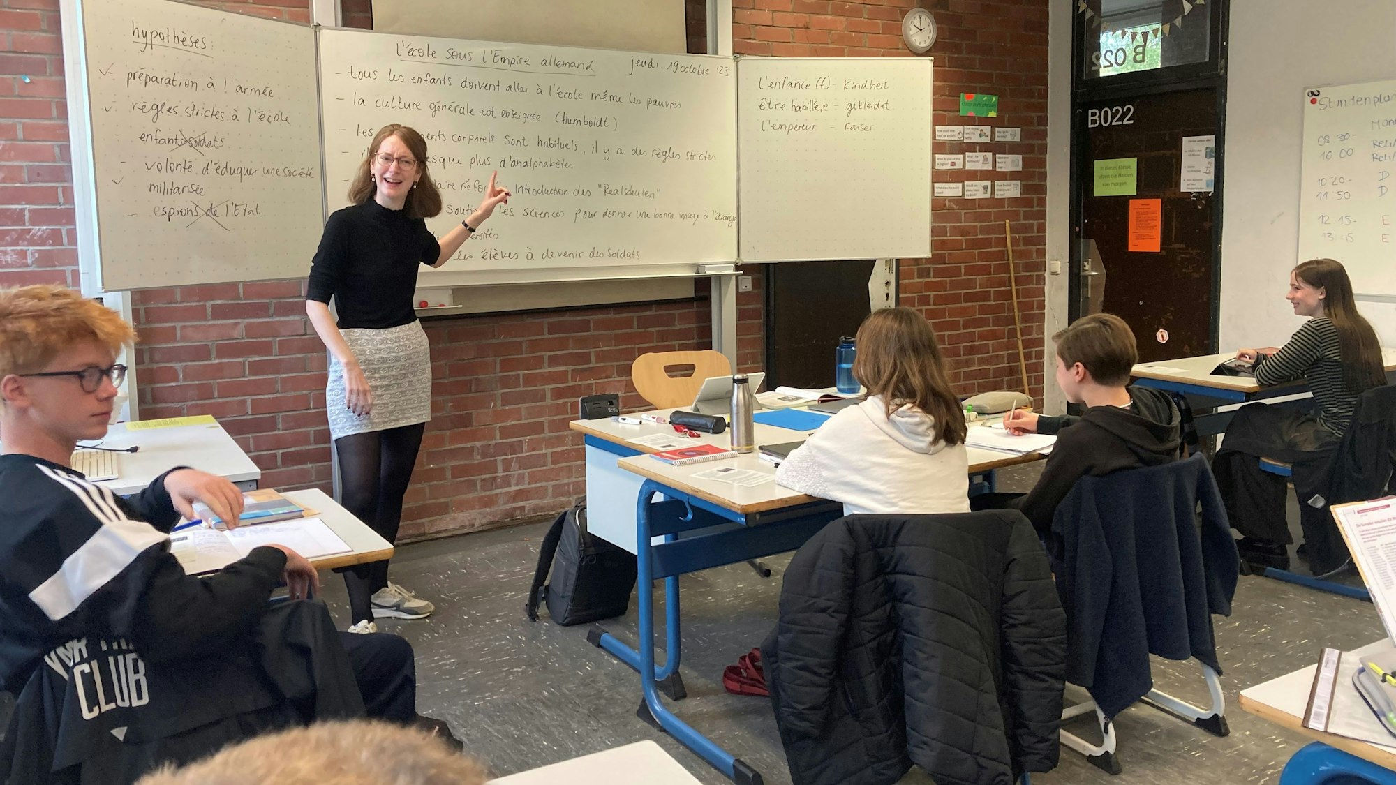 Lehrerin Nelly Kroll im franzöischen Geschichtsunterricht am Gymnasium Kreuzgasse.