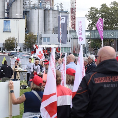Das Foto zeigt Teilnehmer der „Mittagspause“ vor dem Wesselinger Evonik-Werk. Sie wollen die Politik wachrütteln.