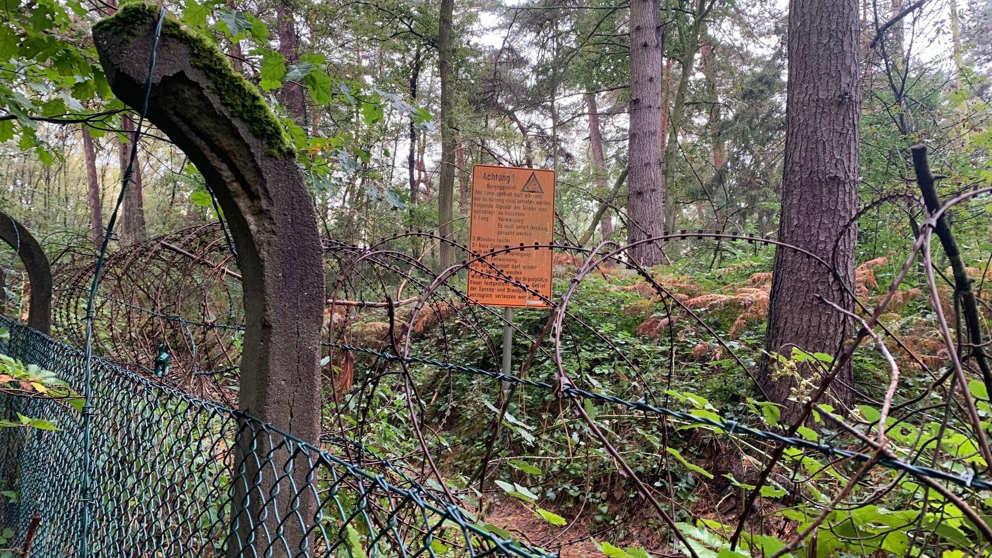 Ein Zaun sichert das Gelände eines Rüstungskonzerns ab.