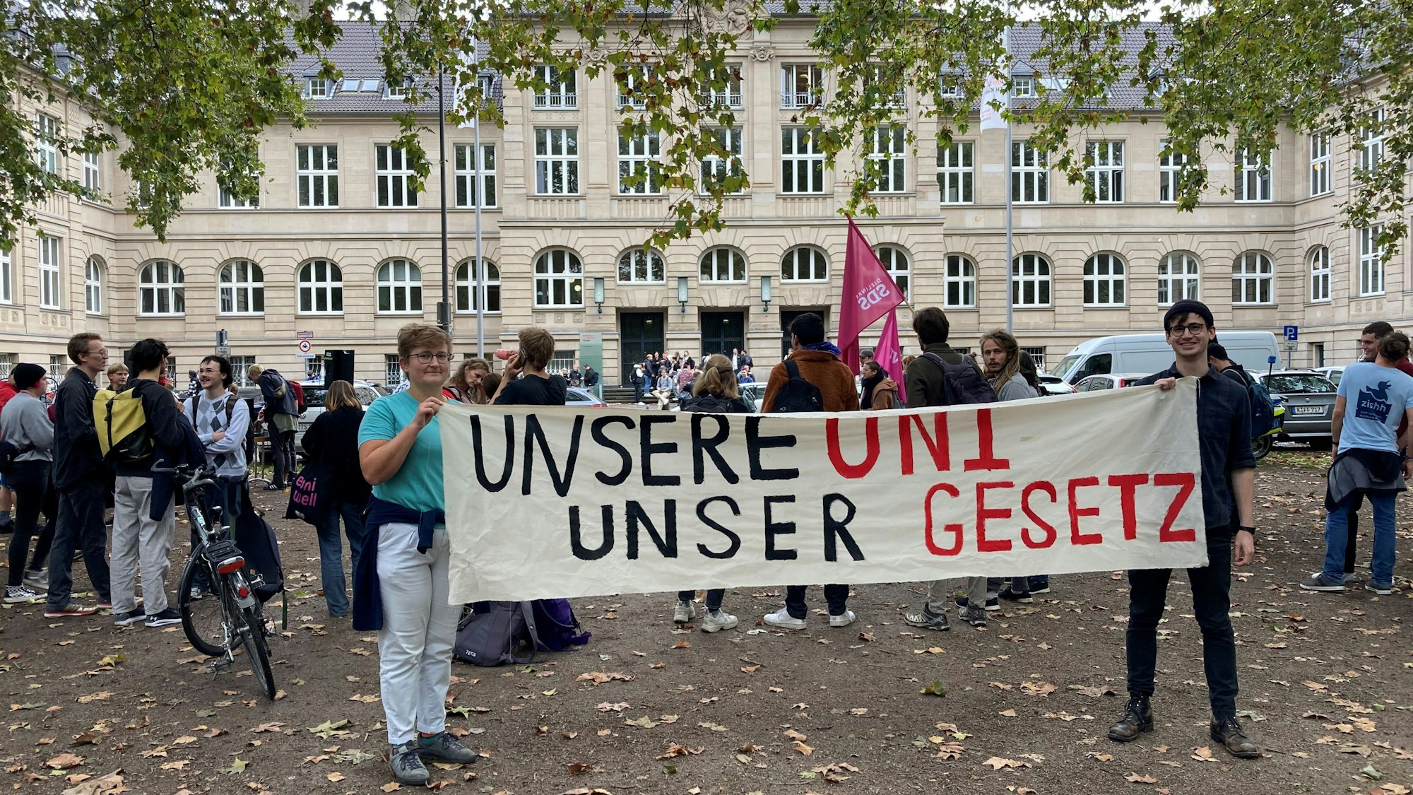 Junge Menschen mit einem Plakat.