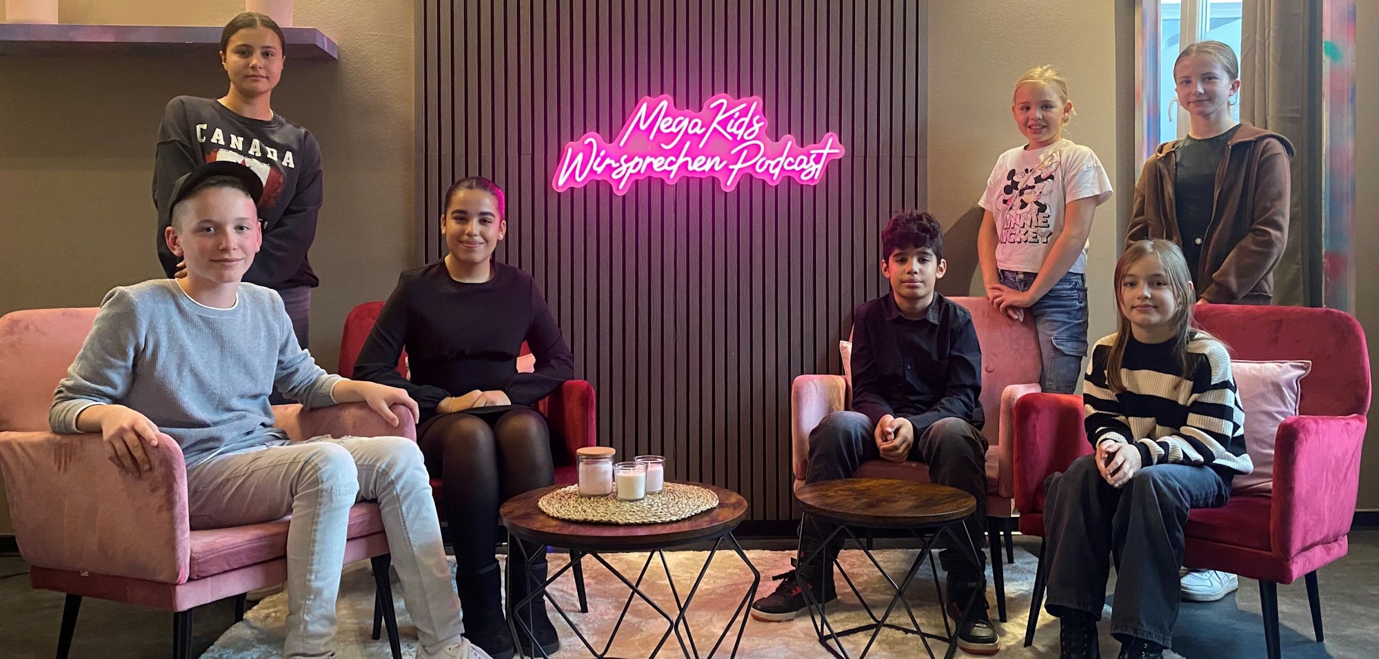 Jan, Sarah, stehen Martyna, Tarek, Mia, stehend Hannah und Stella (v.l.) freuten sich auf die Interviews für ihren Podcast.