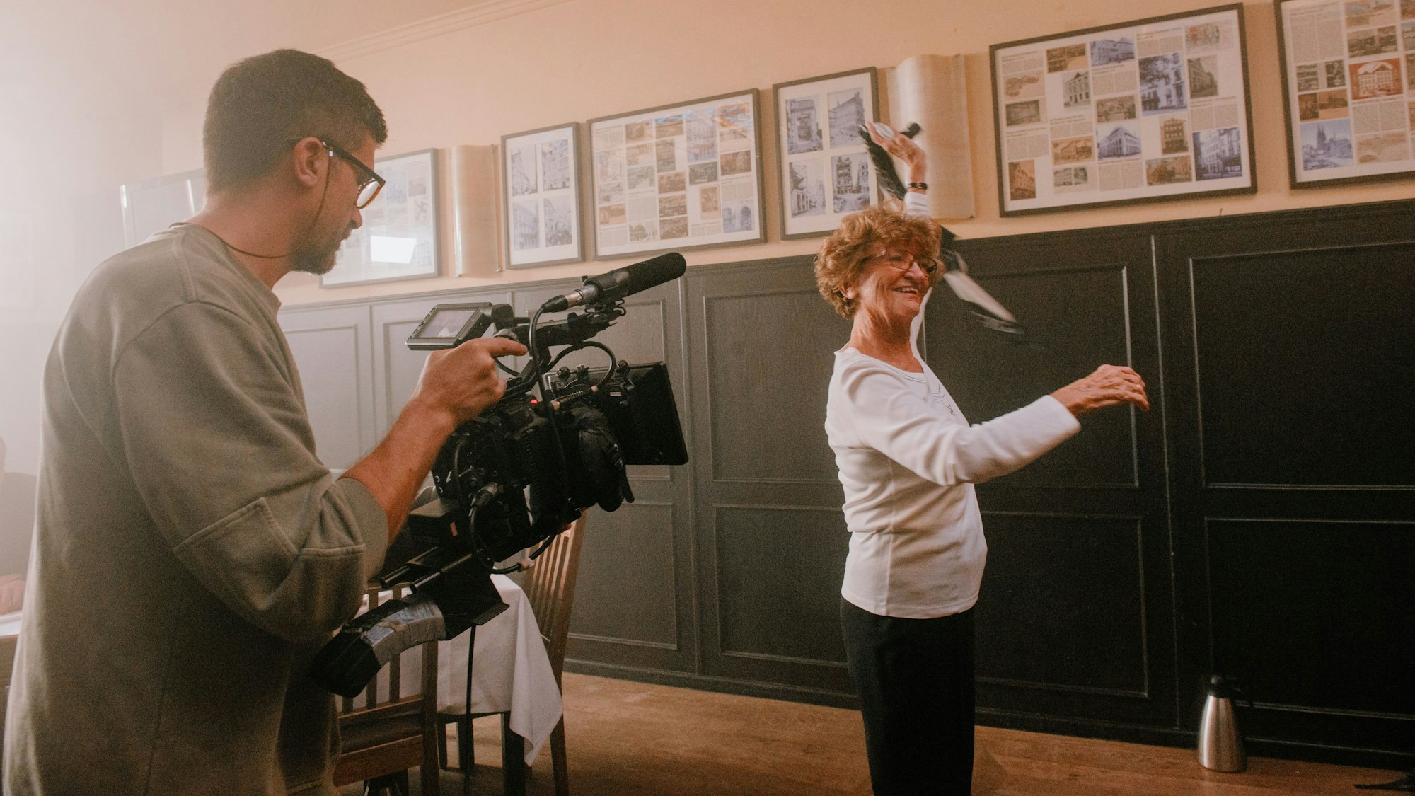 Tanz-Ikone Biggi Fahnenschreiber beim Videodreh.