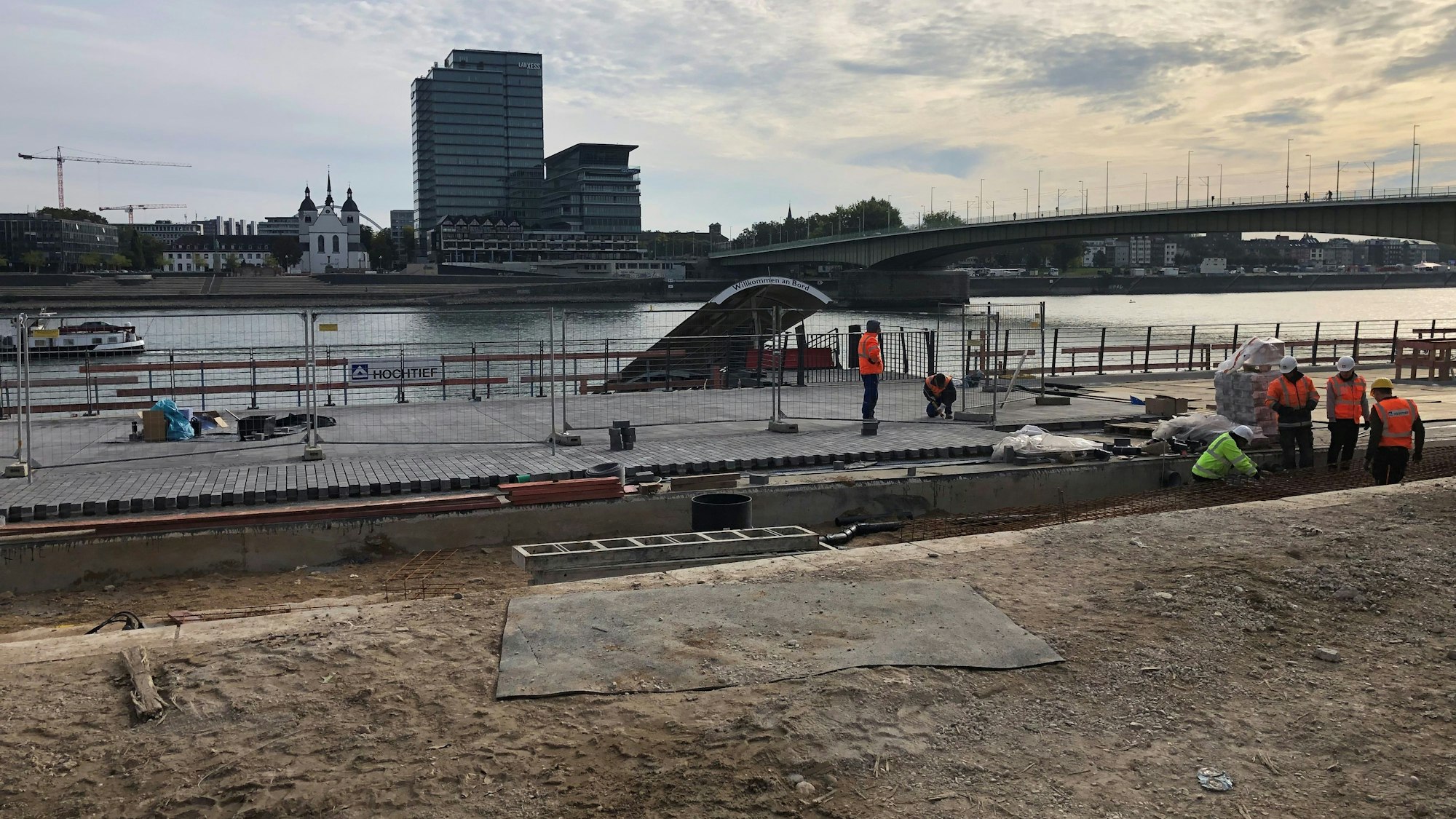 Arbeiter stehen an der Kragplatte.