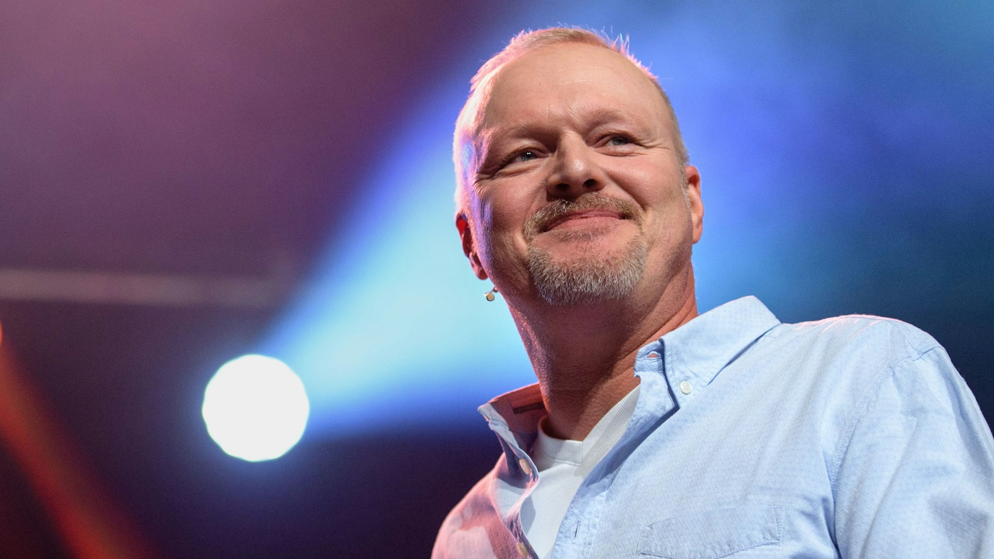 Entertainer Stefan Raab spricht bei der Eröffnung vom Unternehmensgründer- und Investorentreffen Bits & Pretzels.