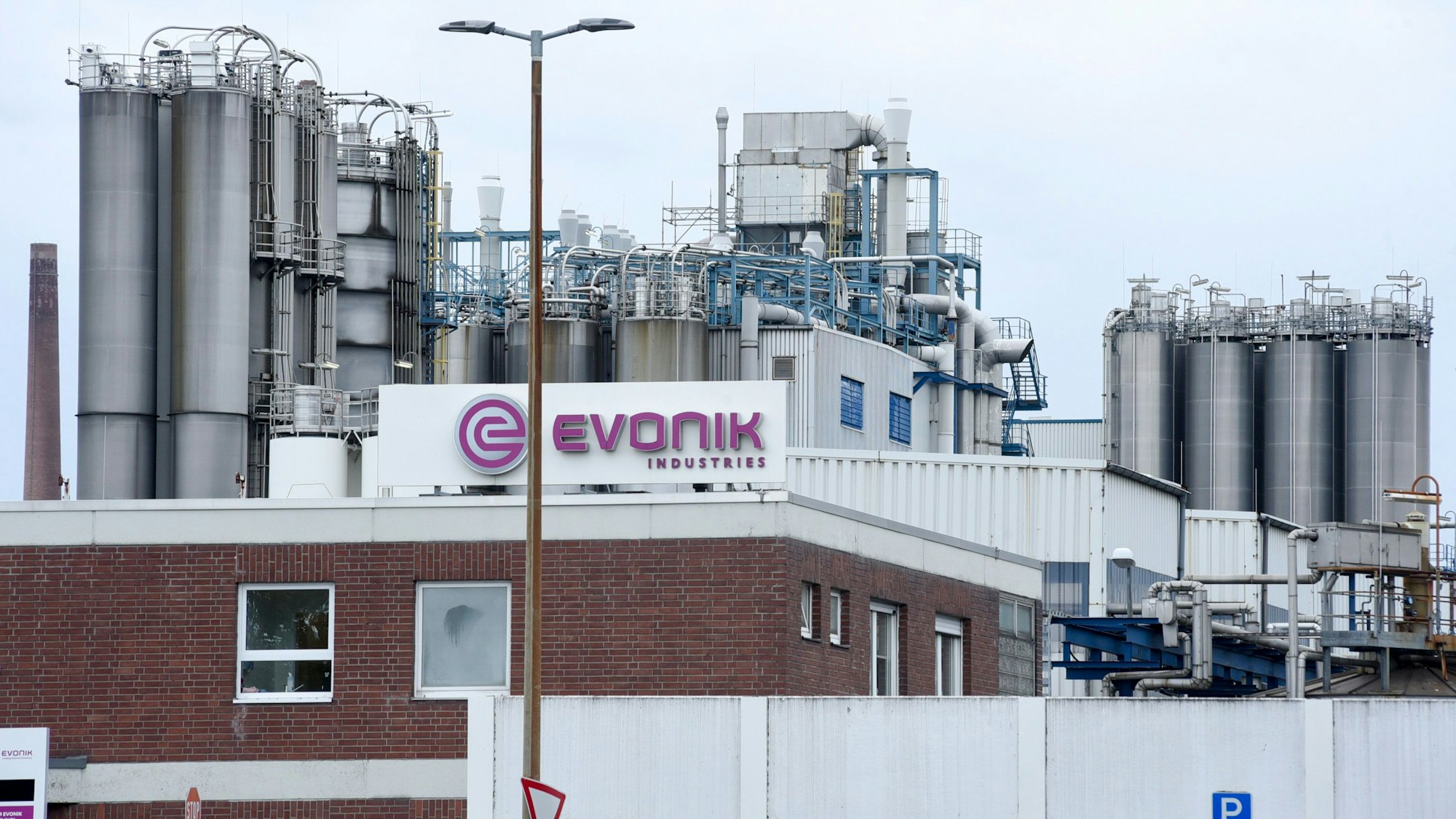 Das Bild zeigt eine Anlage der Chemiefirma Evonik in Wesseling.