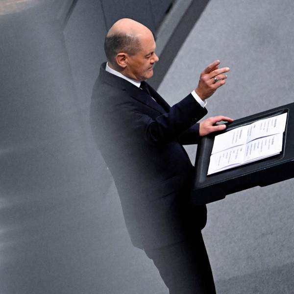 Bundeskanzler Olaf Scholz (SPD) gibt im Plenum des Deutschen Bundestages eine Regierungserklärung ab.