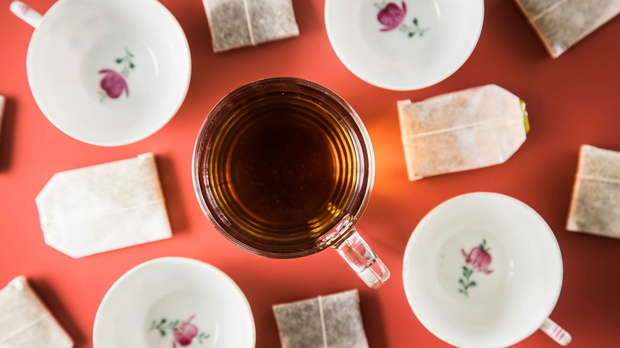 Wer seinen Schwarzen Tee sicher frei von Spritzgift-Spuren haben will, der sollte zu Bio-Produkten greifen. (Symbolbild)