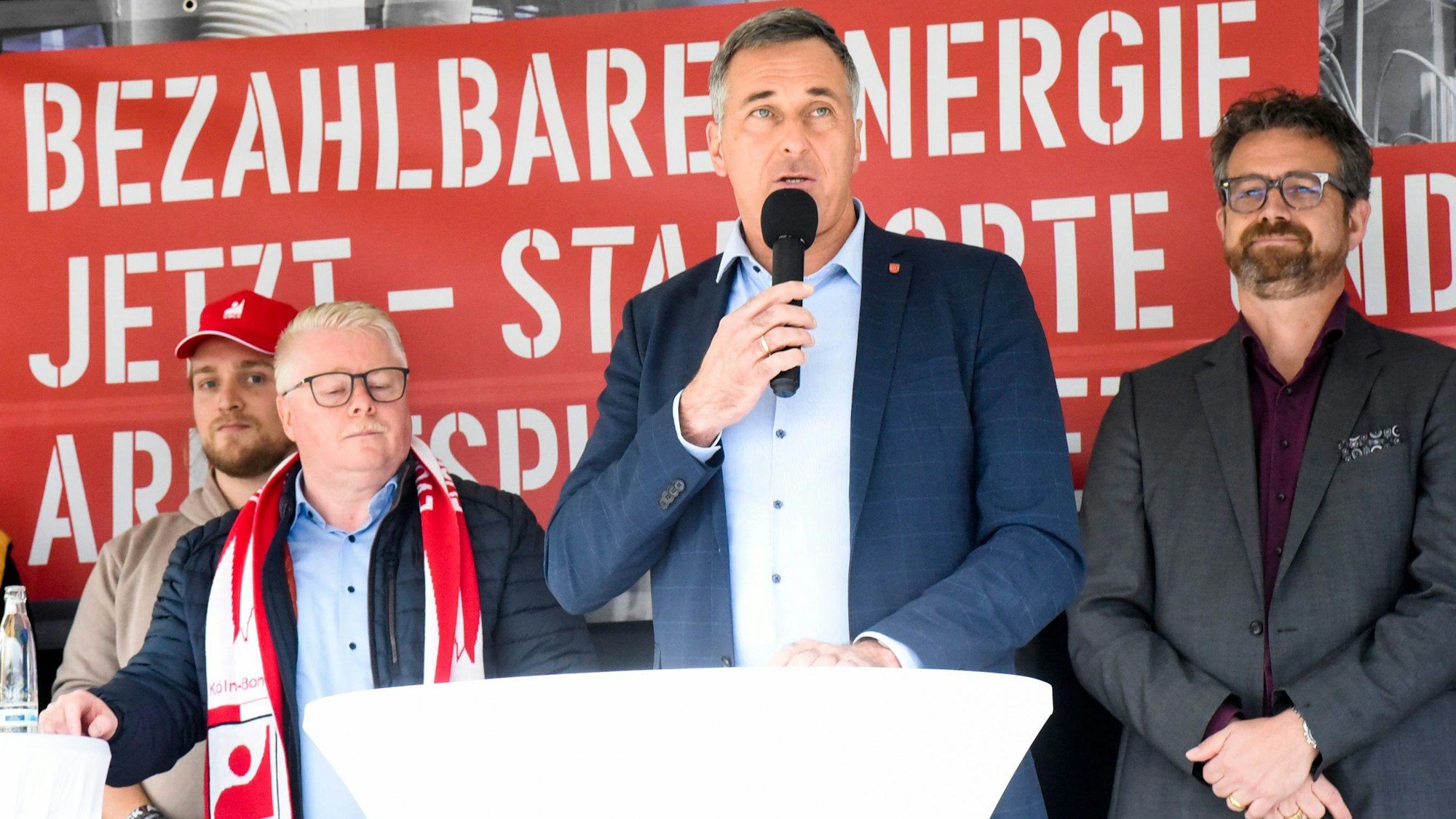 Auf dem Foto ist Wesselings Bürgermeister Ralph Manzke zu sehen. Er hält eine Ansprache.