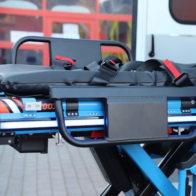 Mit einem Rettungswagen musste eines der Mädchen ins Krankenhaus gebracht werden, hier die fahrbare Trage.