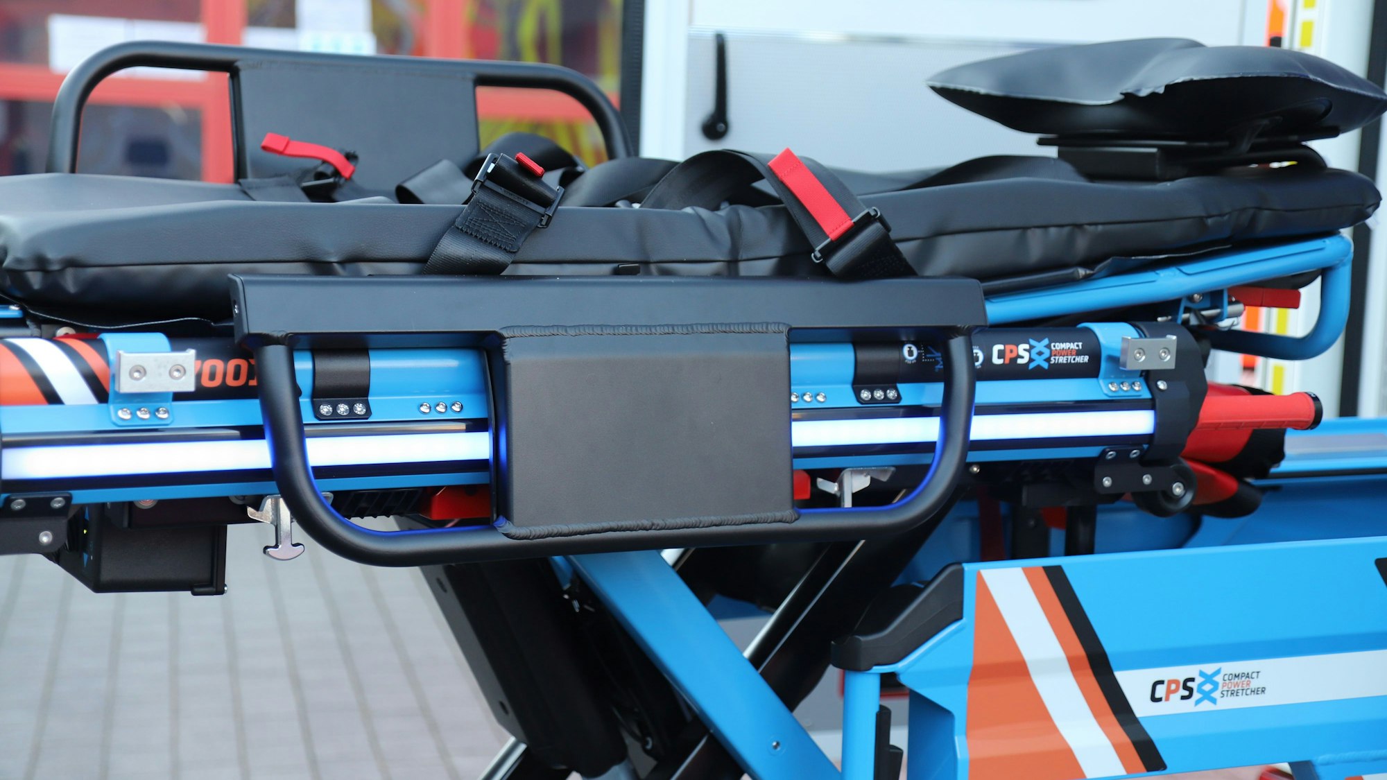 Mit einem Rettungswagen musste eines der Mädchen ins Krankenhaus gebracht werden, hier die fahrbare Trage.