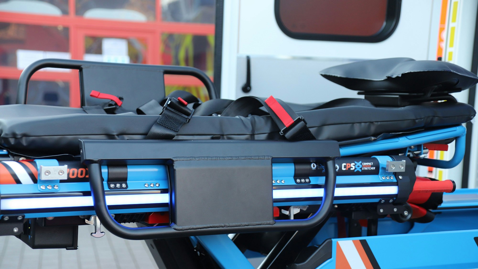 Der Verletzte musste in ein Krankenhaus gebracht werden. Symbolfoto.