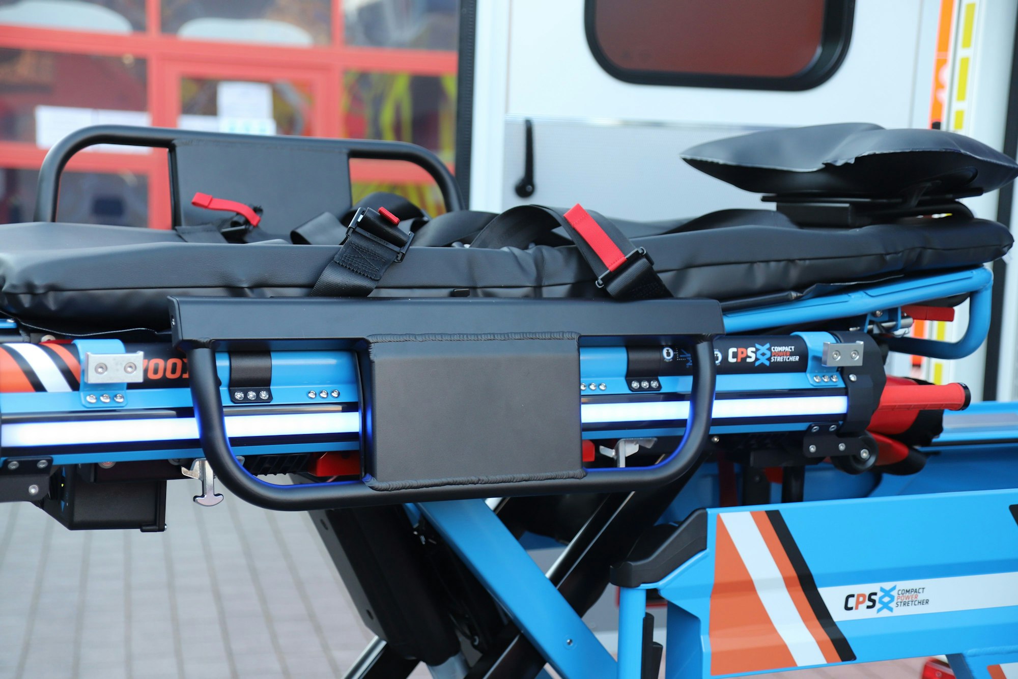 Die Trage eines Rettungswagen kann hydraulisch nach oben gefahren werden.