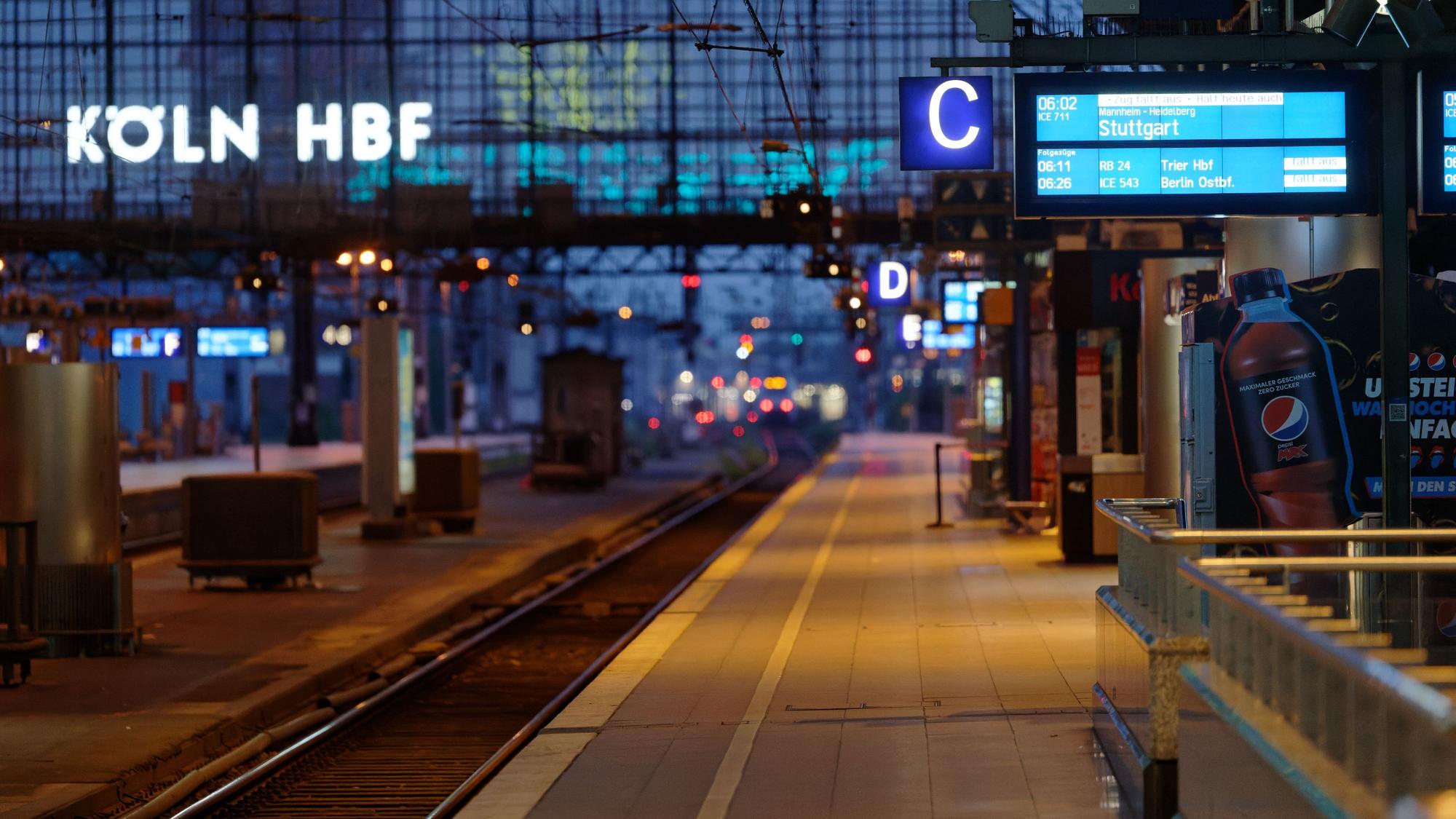 Leere Bahnsteige am Kölner Hauptbahnhof: Im Tarifstreit zwischen GDL und Deutscher Bahn drohen Streiks – auch in der Weihnachtszeit.