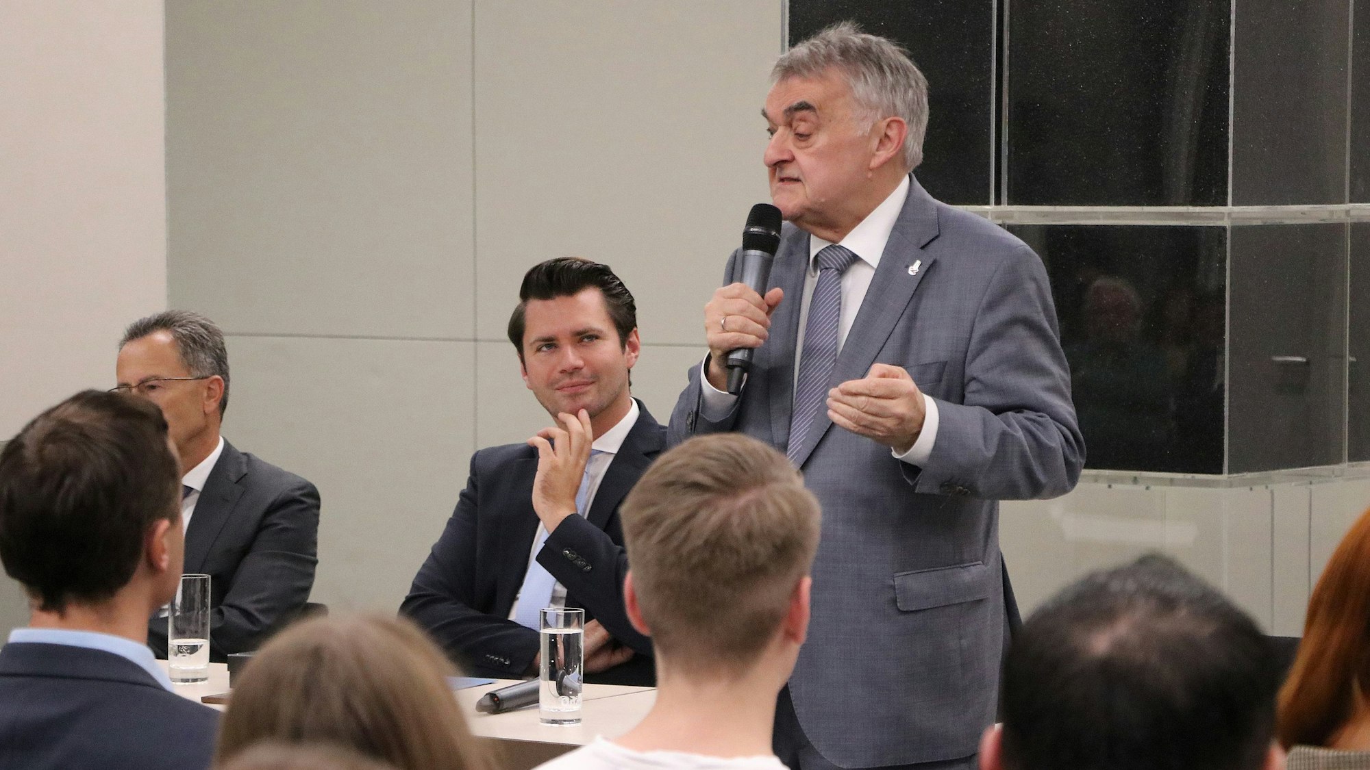 Auf dem Bild ist NRW-Innenminister Herbert Reul zu sehen, der eine Rede hält.