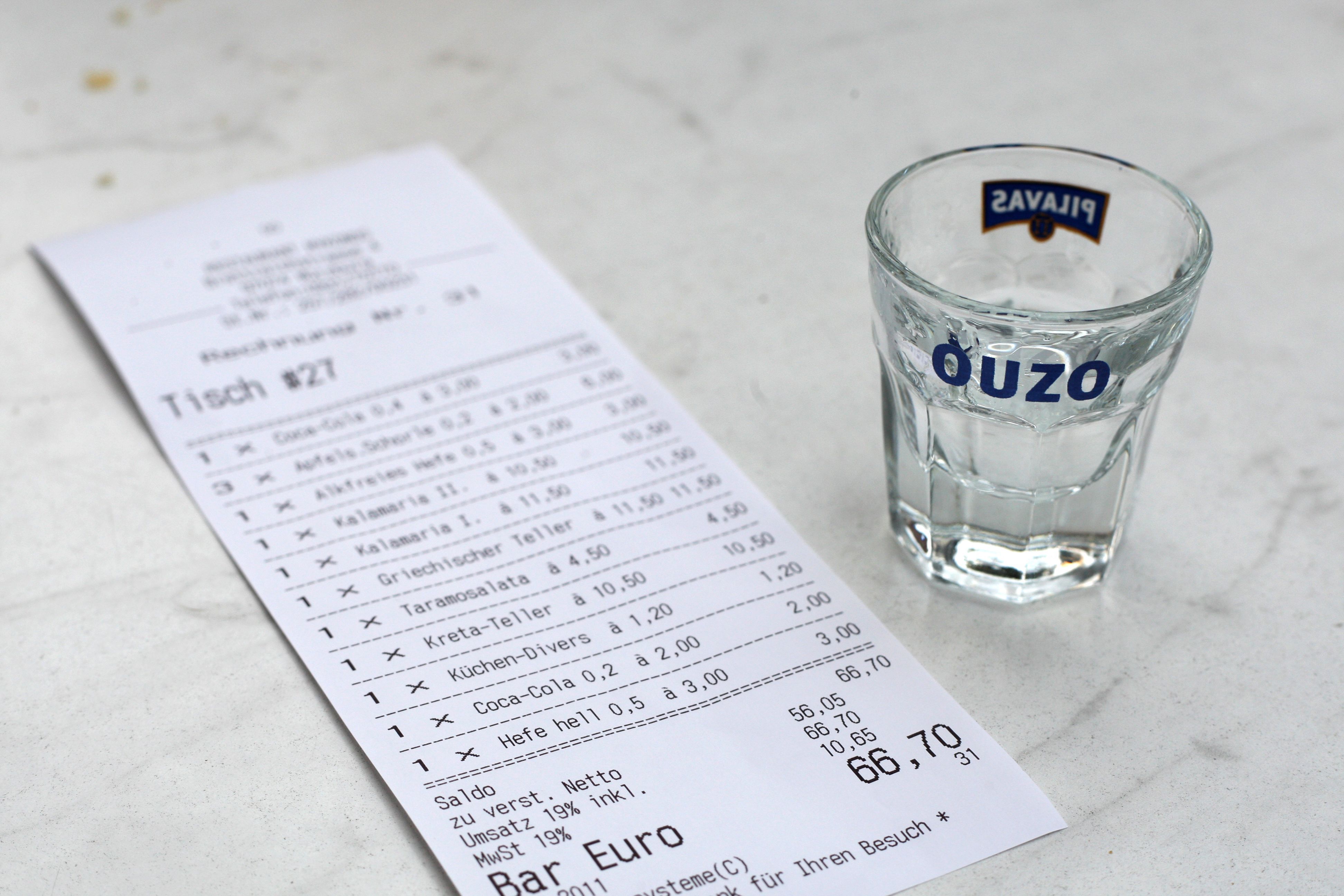 Ein Mann in Spanien täuschte regelmäßig Herzattacken vor, um nach dem Essen in teuren Restaurants seine Rechnung nicht begleichen zu müssen. (Symbolbild)