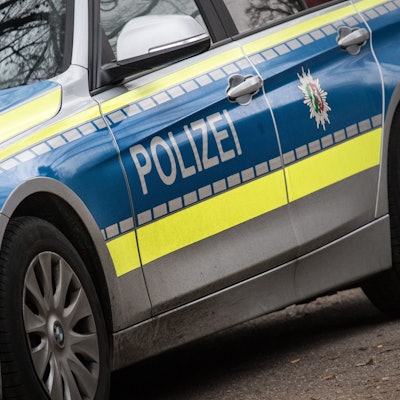 Der Schriftzug "Polizei" ist auf einem Streifenwagen der Polizei des Landes Nordrhein-Westfalen zu sehen. (Archivbild)
