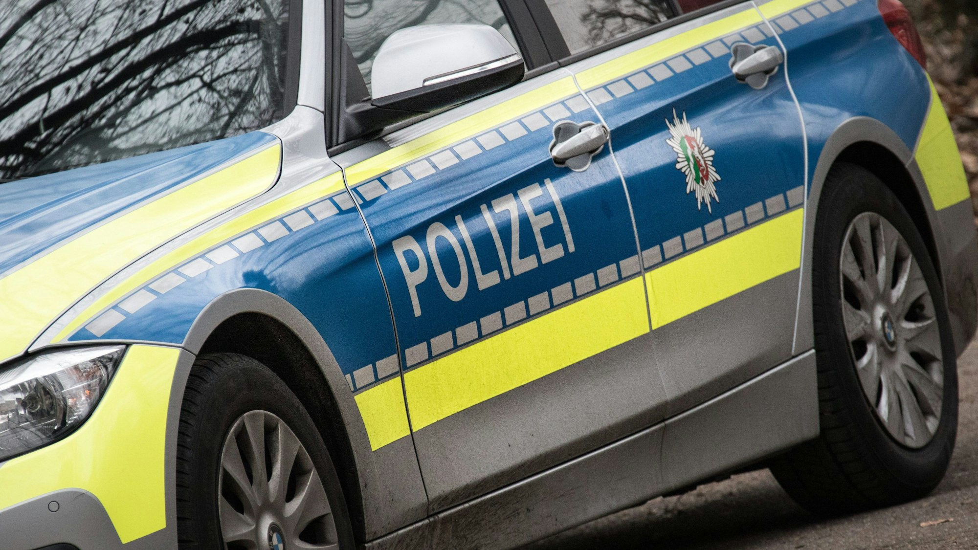 Der Schriftzug "Polizei" ist auf einem Streifenwagen der Polizei des Landes Nordrhein-Westfalen zu sehen. (Archivbild)