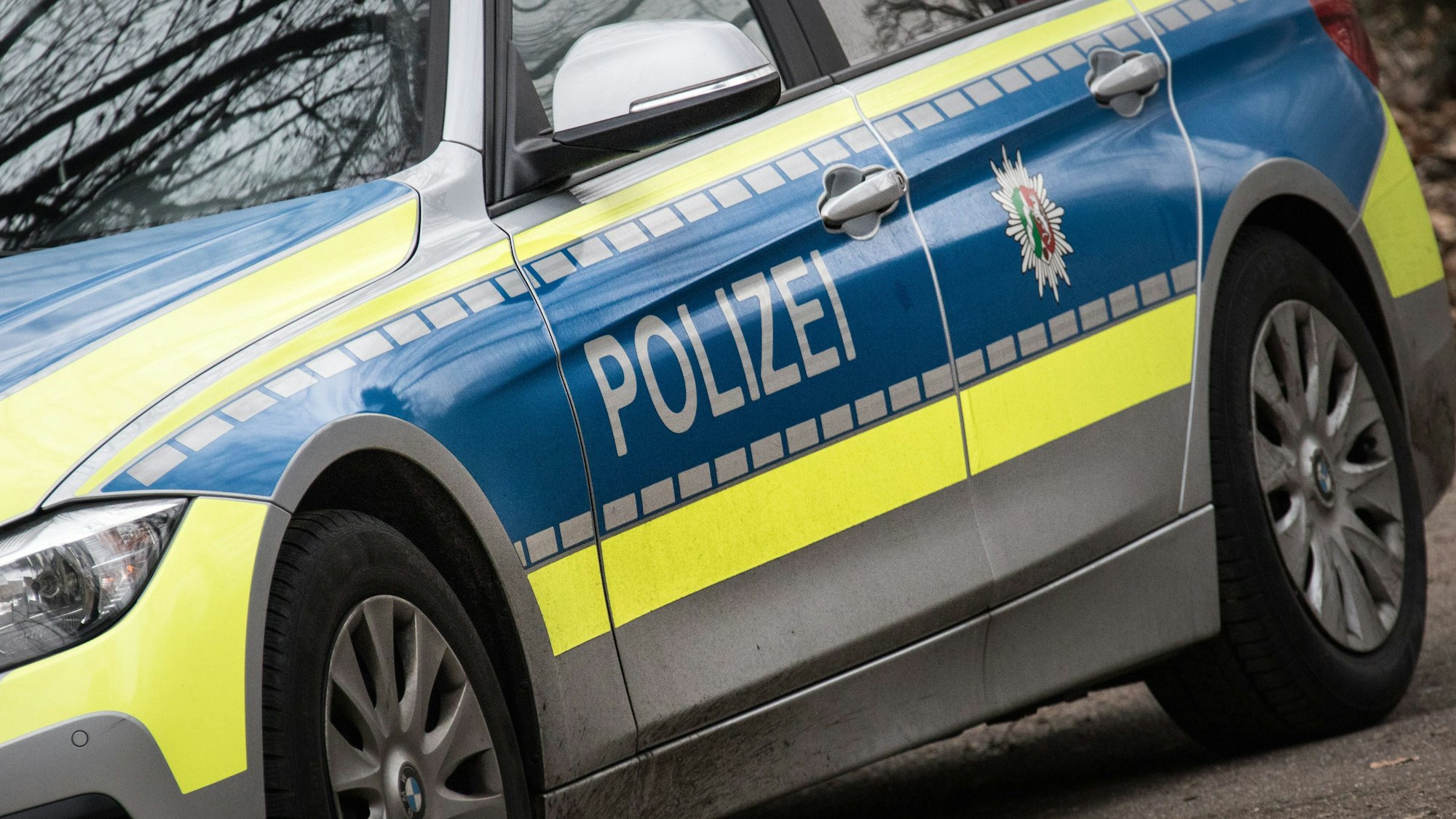 Der Schriftzug „Polizei“ ist auf einem Streifenwagen zu sehen.